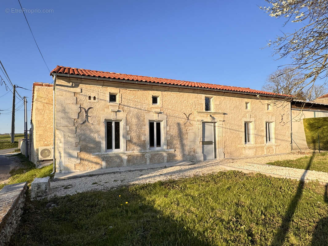 Maison à BARBEZIEUX-SAINT-HILAIRE