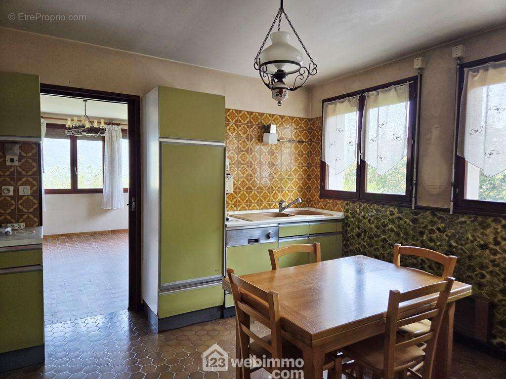 Elle est composée d'un T4 au rez-de-chaussée surélevé avec un hall d'entrée, une cuisine, - Maison à GILLY-SUR-ISERE