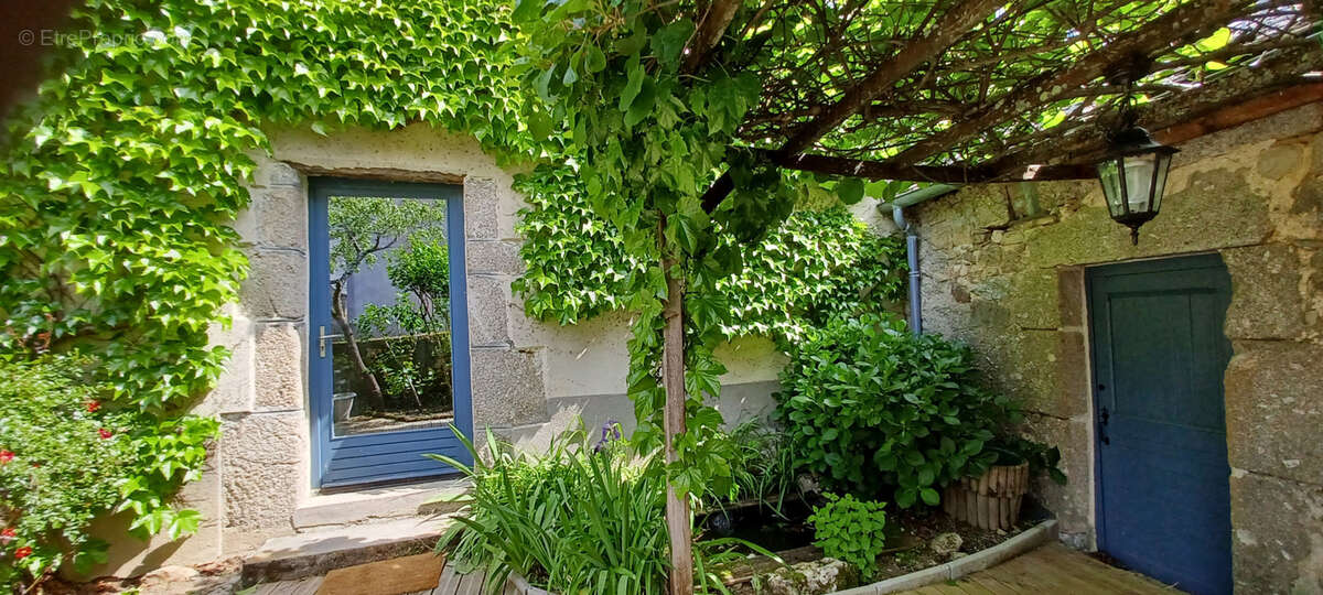 Maison à ENTRAYGUES-SUR-TRUYERE