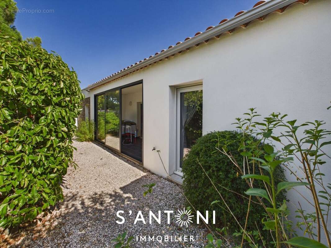 À vendre  Villa mitoyenne de plain-pied à 100 m du Port de Marseillan - photo 2