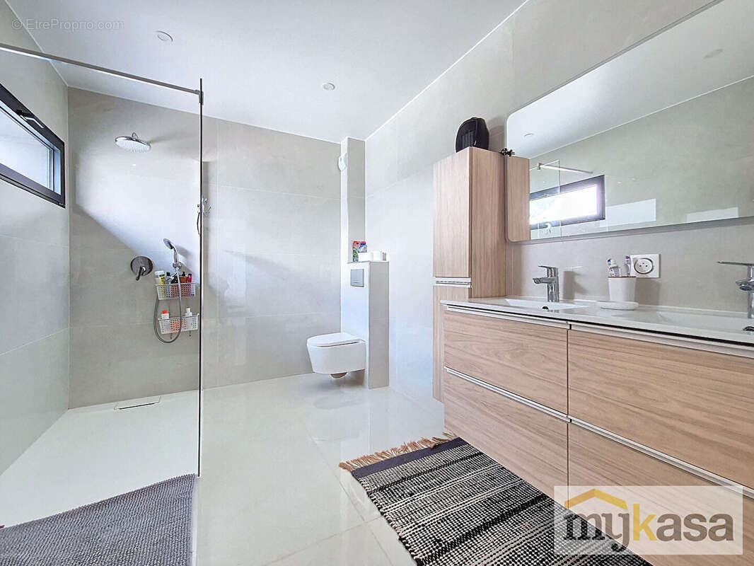 Maison à SAINT-MITRE-LES-REMPARTS