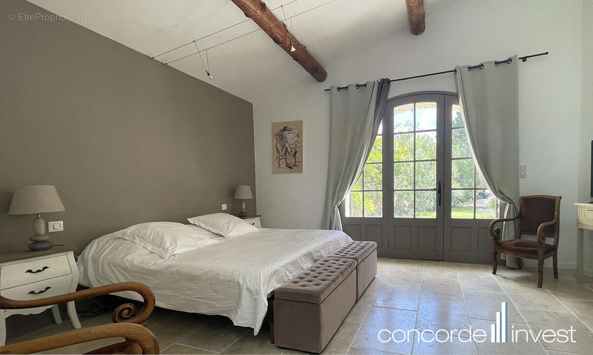 Magnifique propriété en pierre sèche, sur un terrain paysagé de 4200 m2. - photo 12