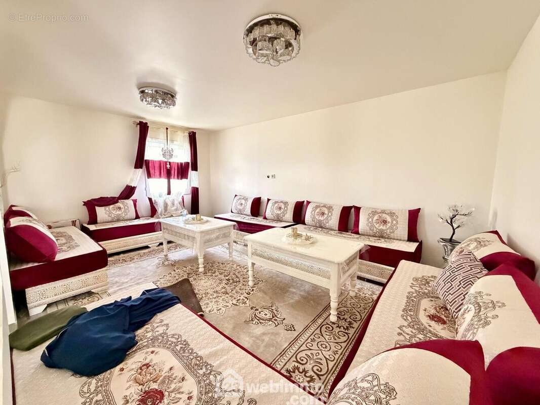 Un salon spacieux, idéal pour recevoir famille et amis, offrant un bel espace chaleureux - Maison à VERSIGNY