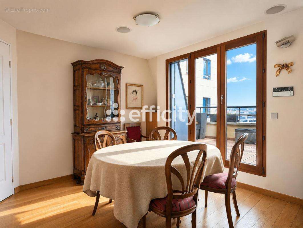 Appartement à CHARENTON-LE-PONT