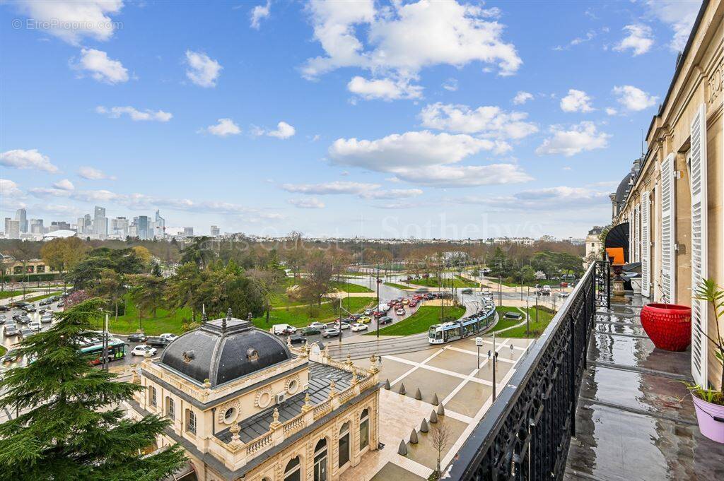 Appartement à PARIS-16E