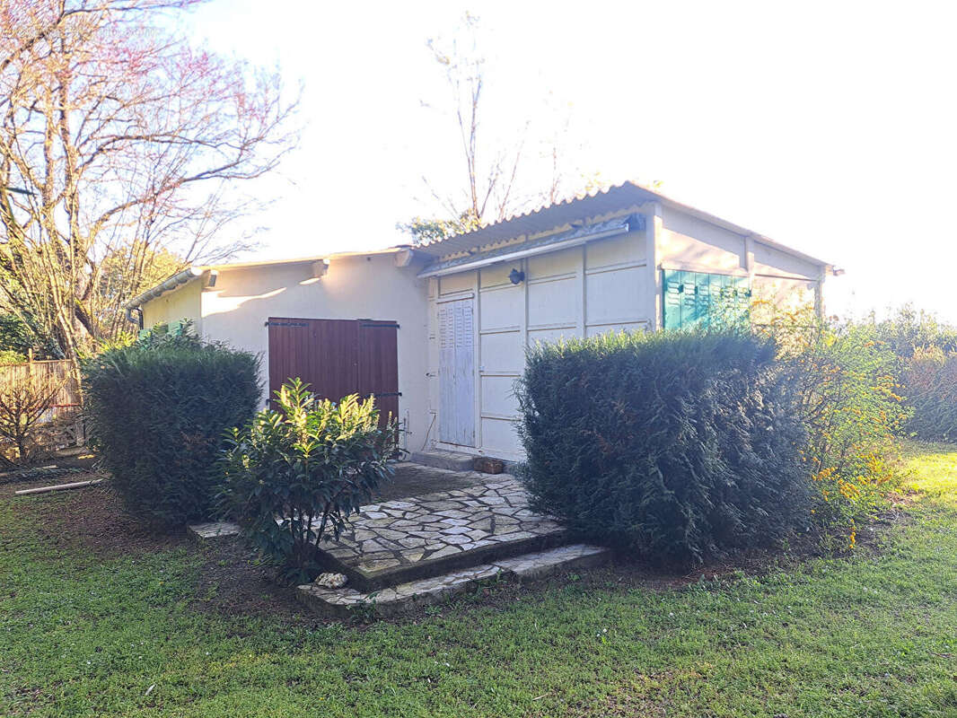 Terrain à VOUNEUIL-SUR-VIENNE