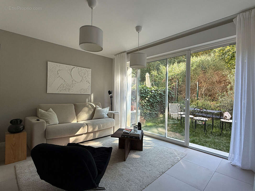 Maison à LA ROQUE-D&#039;ANTHERON