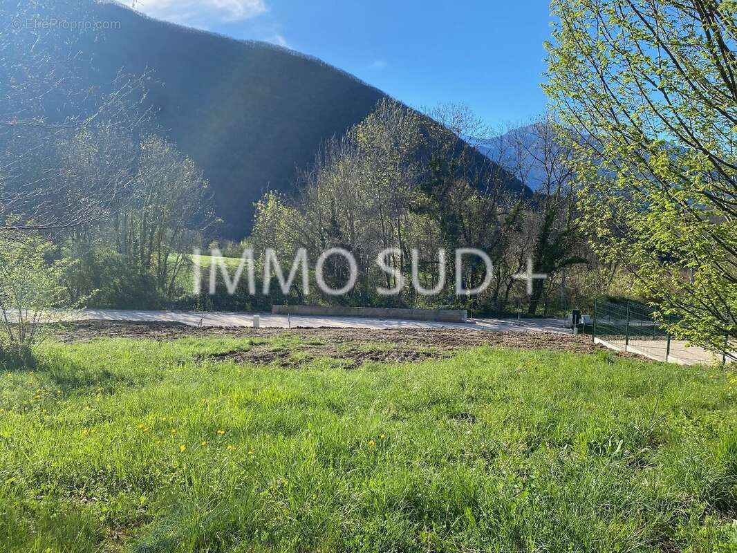 Terrain à SAINT-GEORGES-DE-COMMIERS