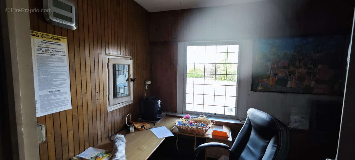 Commerce à LEZINNES