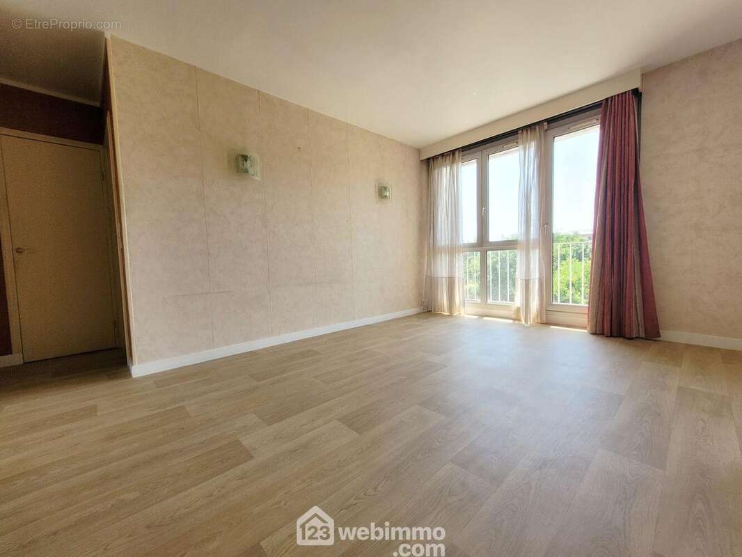 Séjour lumineux prolongé par le balcon, exposé au Sud