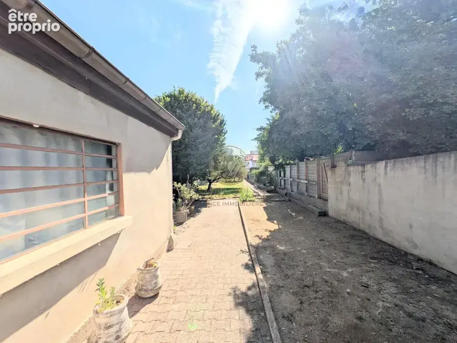 Rare à Saint-Genis-Laval   Maison d'une surface de 200m2 sur 810m2 de terrain - photo 4