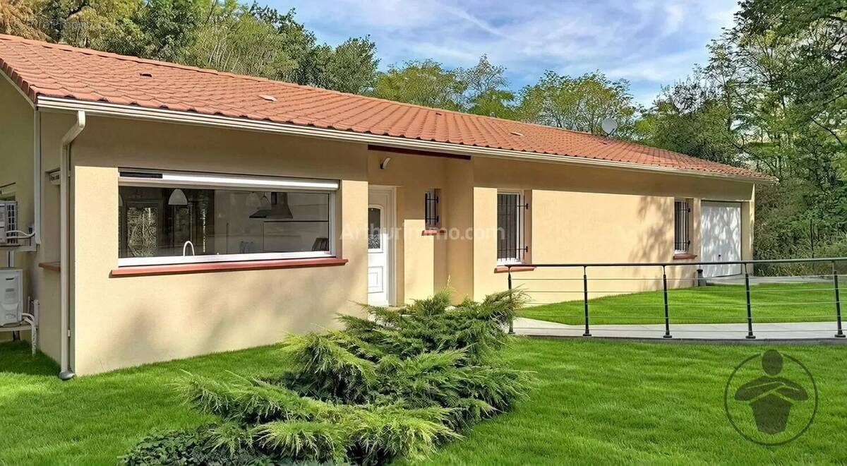 Maison à LA ROCHE-CHALAIS