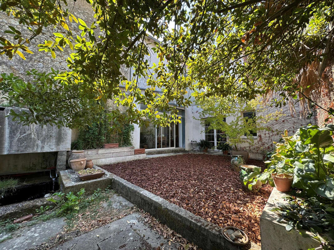 Grande maison de ville avec jardin et garages - photo 20
