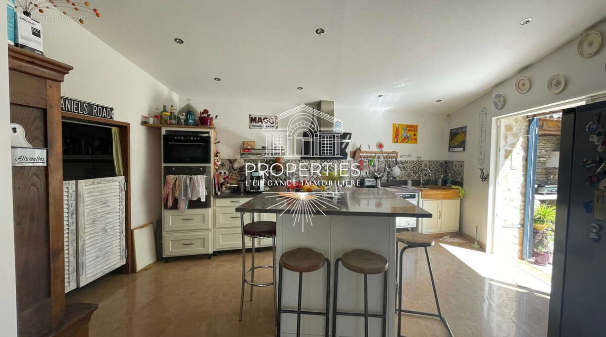 Carnoules - propriete de 160 m² renovee - piscine -garage- possibilite divison parcellaire - photo 3