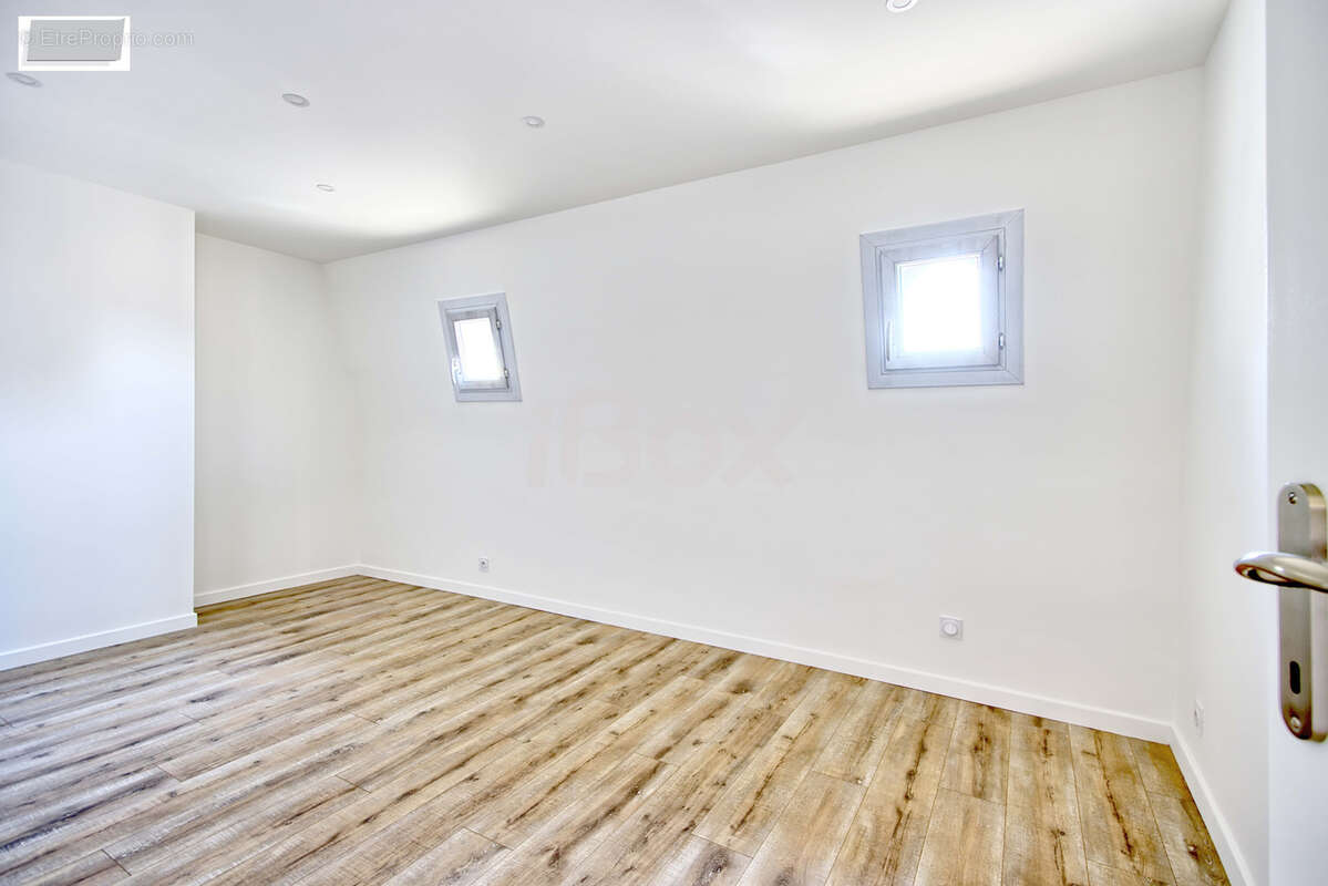 Toulon Haute ville dans belle copropriété avec ascenseur appartement rénové en dernier étage - photo 8