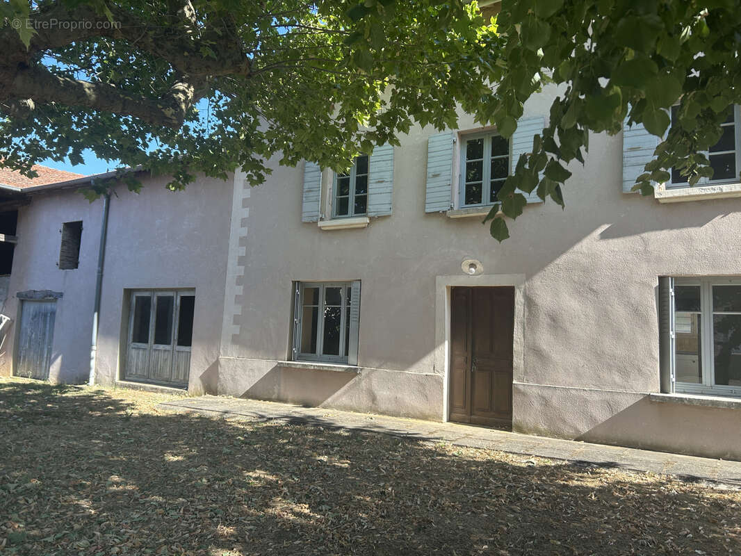 EXCLUSIVITE !! ASSIEU, Ferme 145 m2 habitables environ sur 2 niveaux et terrain. - photo 4