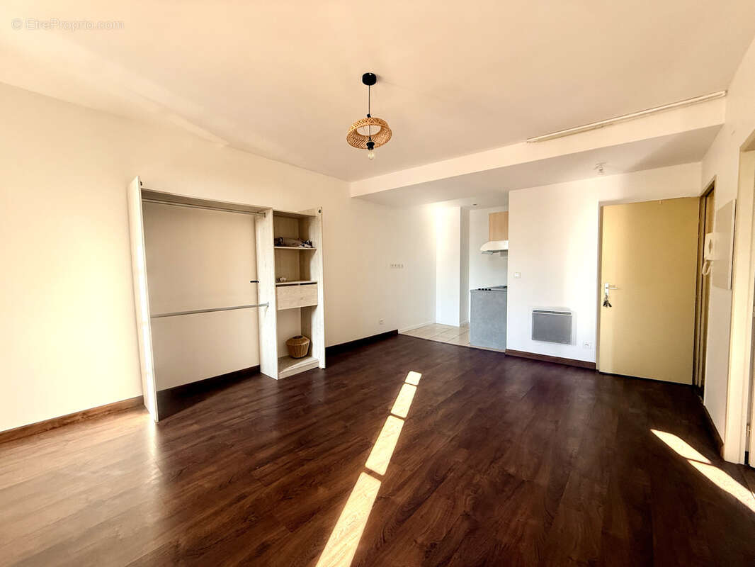 Vente appartement t2 au dernier étage, place jean moulin, 66000 Perpignan. - photo 2
