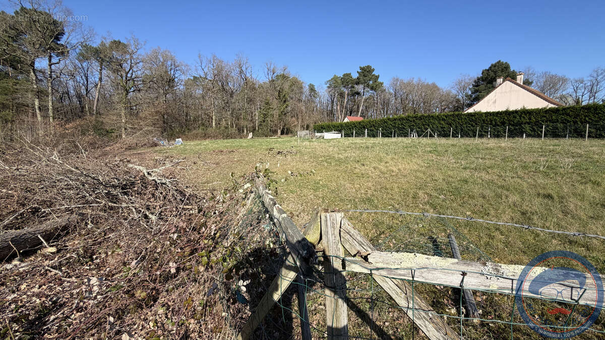 Terrain à SAINT-BENOIT-LA-FORET
