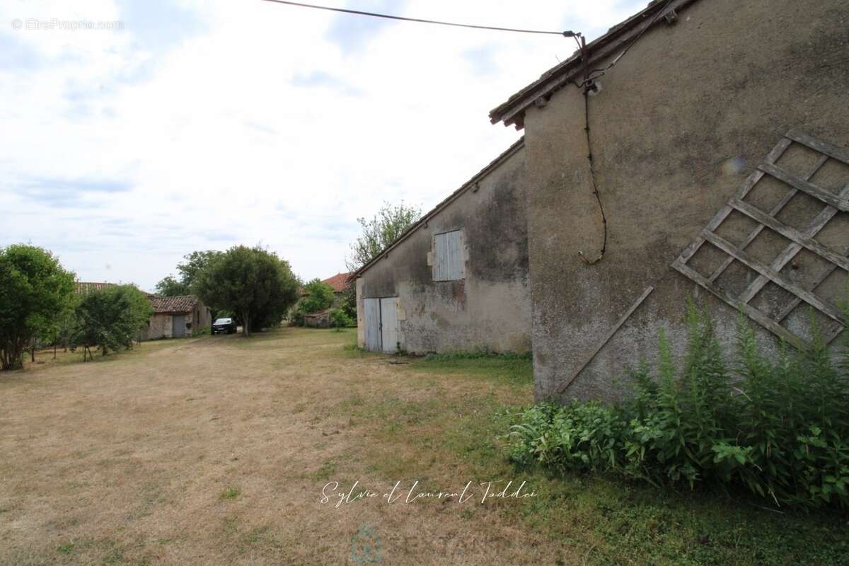 Authentique longere charentaise avec dependances, grand terrain et terrain constructible en option - photo 9