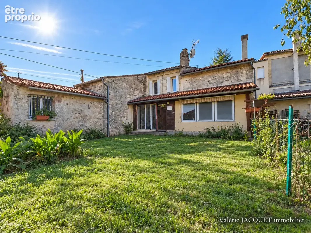 LUSSAC   Ensemble immobilier à rénover avec deux granges et fort potentiel d'évolution - photo 2
