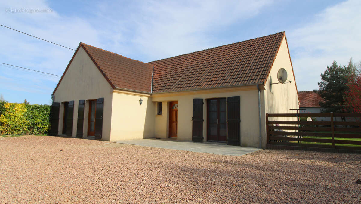 Maison à CHERISY