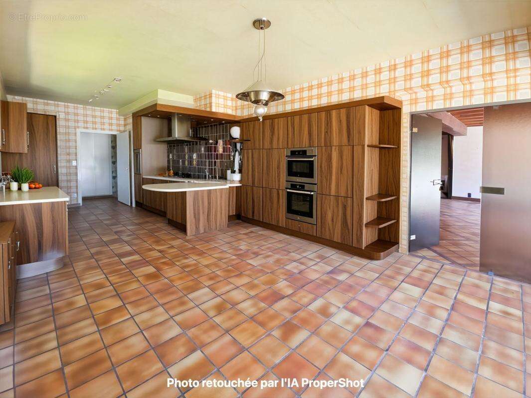  Un cadre de vie privilégié Édifiée sur un terrain de plus de 6 780 m², entièrement clos et paysager, cette propriété vous garan - photo 5