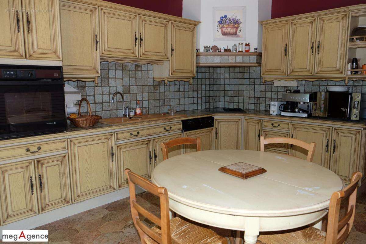 Maison familiale 175 m² – Piscine, jardin paysager et logement indépendant - photo 10
