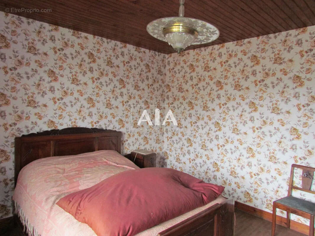 Maison à LES ADJOTS