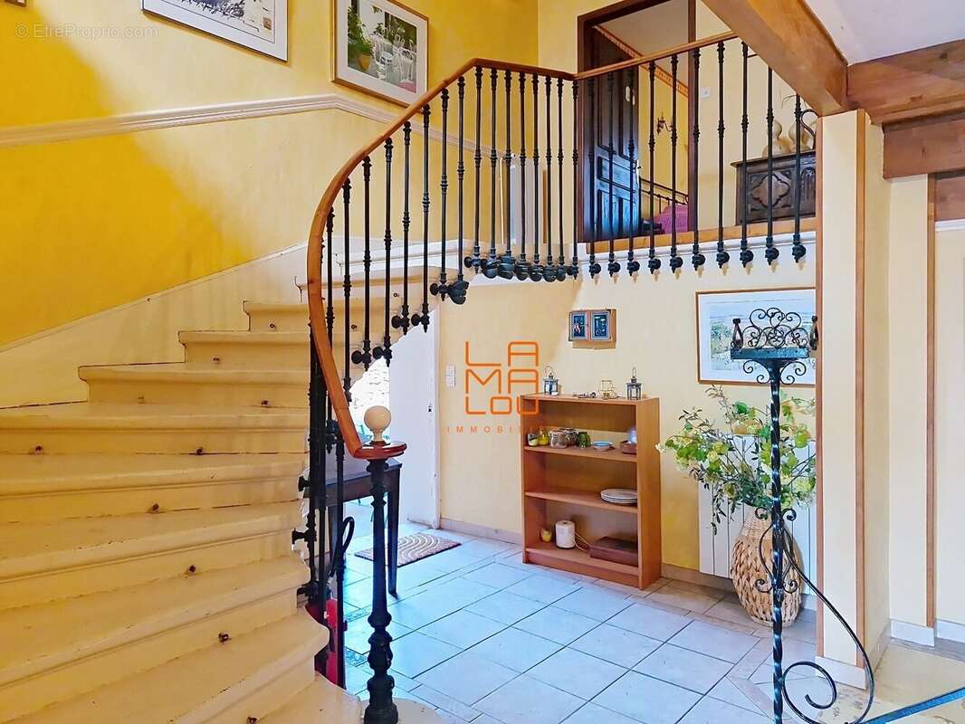 Maison de Maitre, pleine de Charme, avec jardin, cour, dépendances... - photo 13