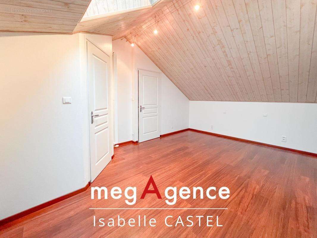 Maison Sablaise pleine de charme avec jardin et garage ! - photo 6