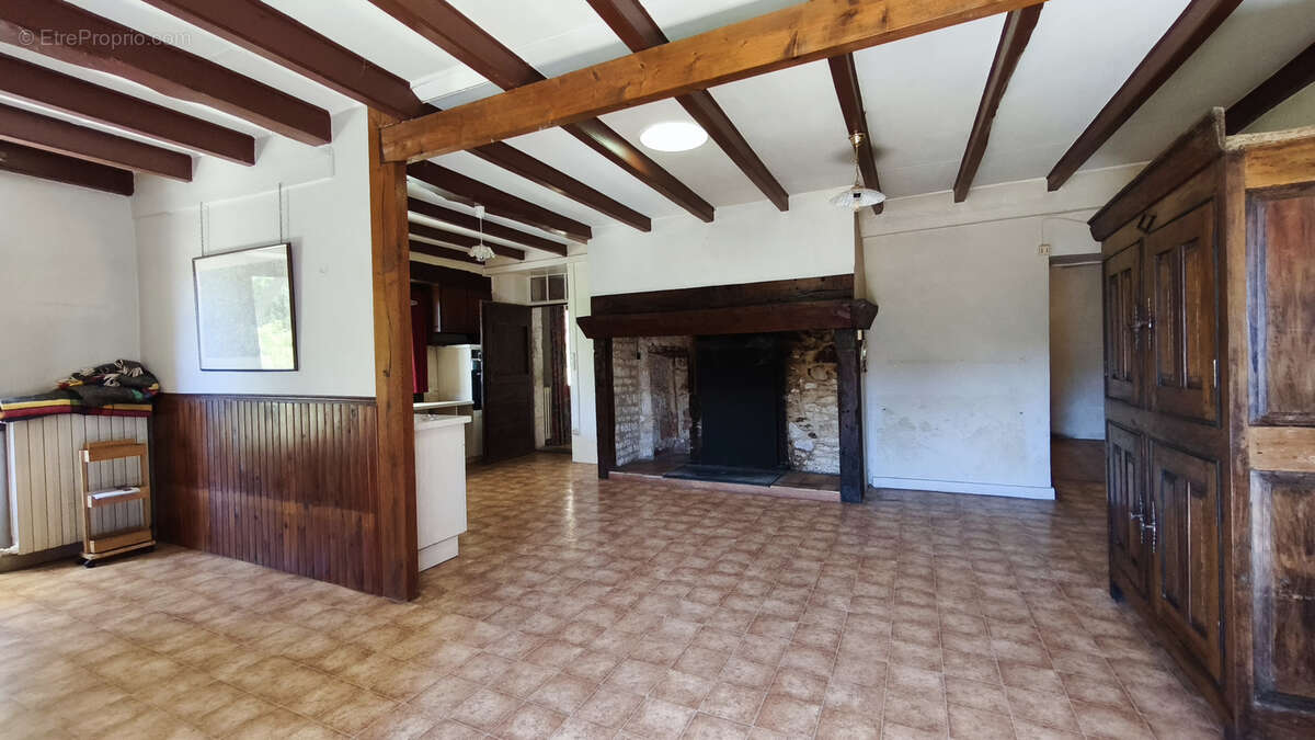 Propriété quercynoise à rénover avec dépendances et 6950 m2 terrain avec source - photo 11