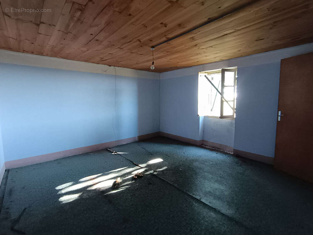 Maison à LACROISILLE