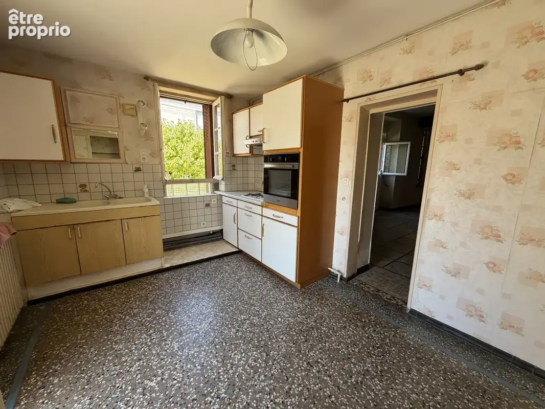 OPPORTUNITÉ RARE EN HYPER-CENTRE — Logement lumineux au fort potentiel de valorisation - photo 3