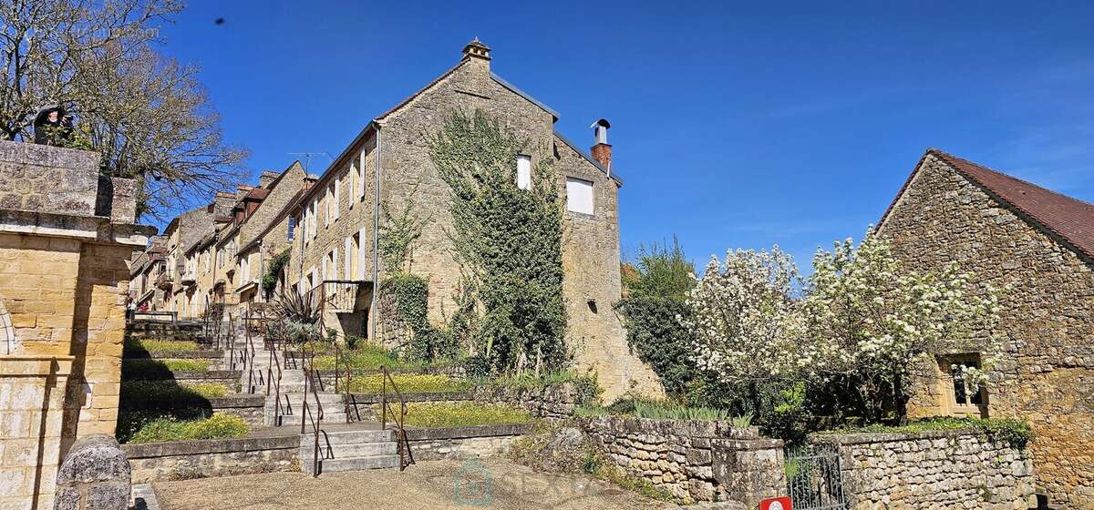 Rare à Domme  Maison de caractère avec 2 appartements, jardin, cave et grand garage - photo 2