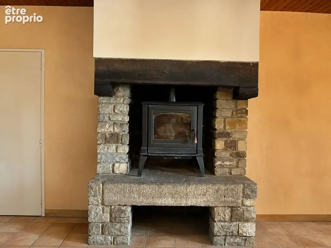 Rare à la vente : maison en pierre indépendante, sans voisin proche, dans un cadre champêtre - photo 2