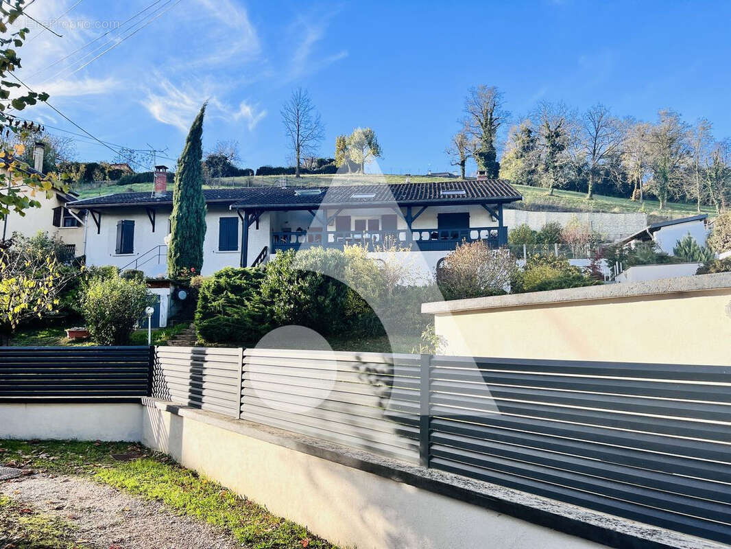 Maison à NEYRON