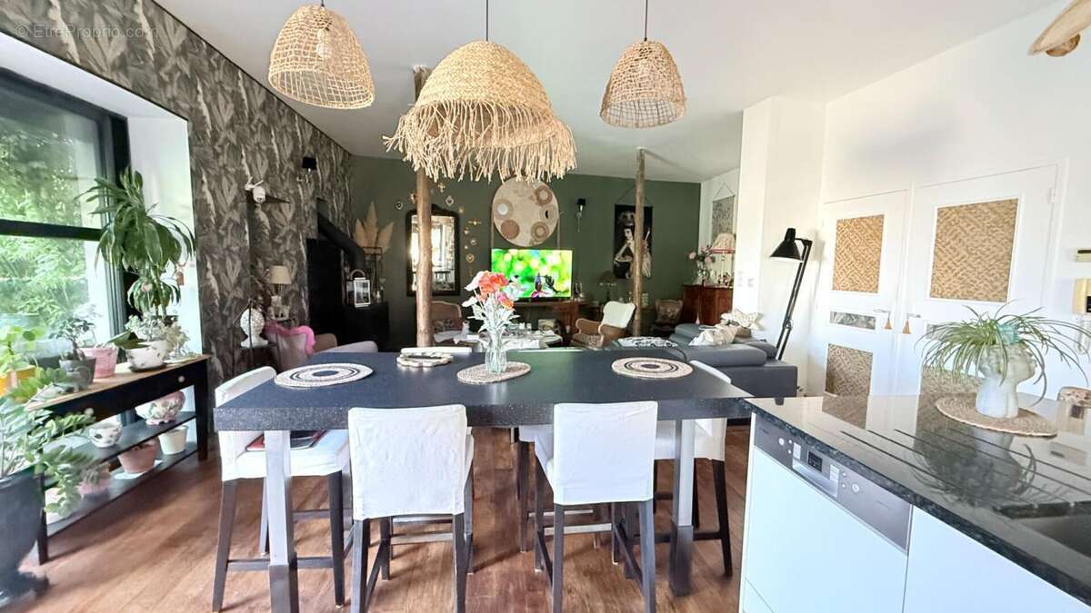 Demeure de caractère en pierres ! 320 m² habitables avec piscine sur une parcelle totale de 517m²+ Appartement T3 indépendant lo - photo 5