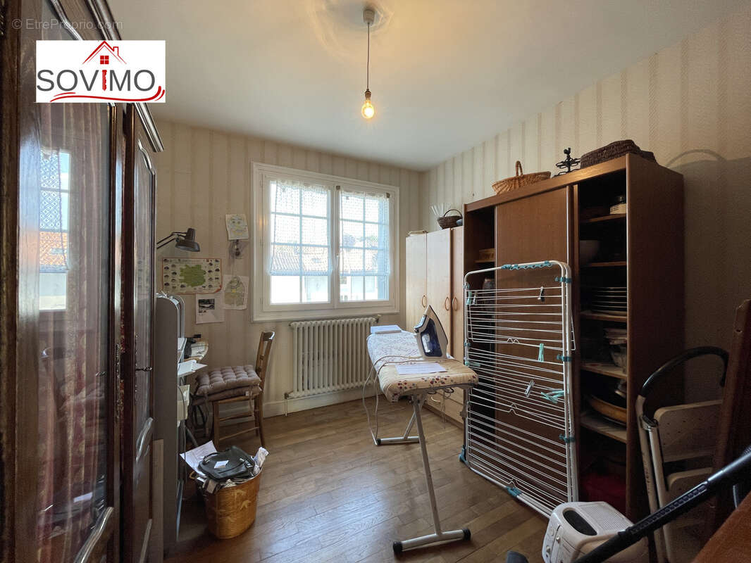 Rare en centre ville, maison familliale avec vue, dépendances et terrain clos de 817 m2. - photo 17