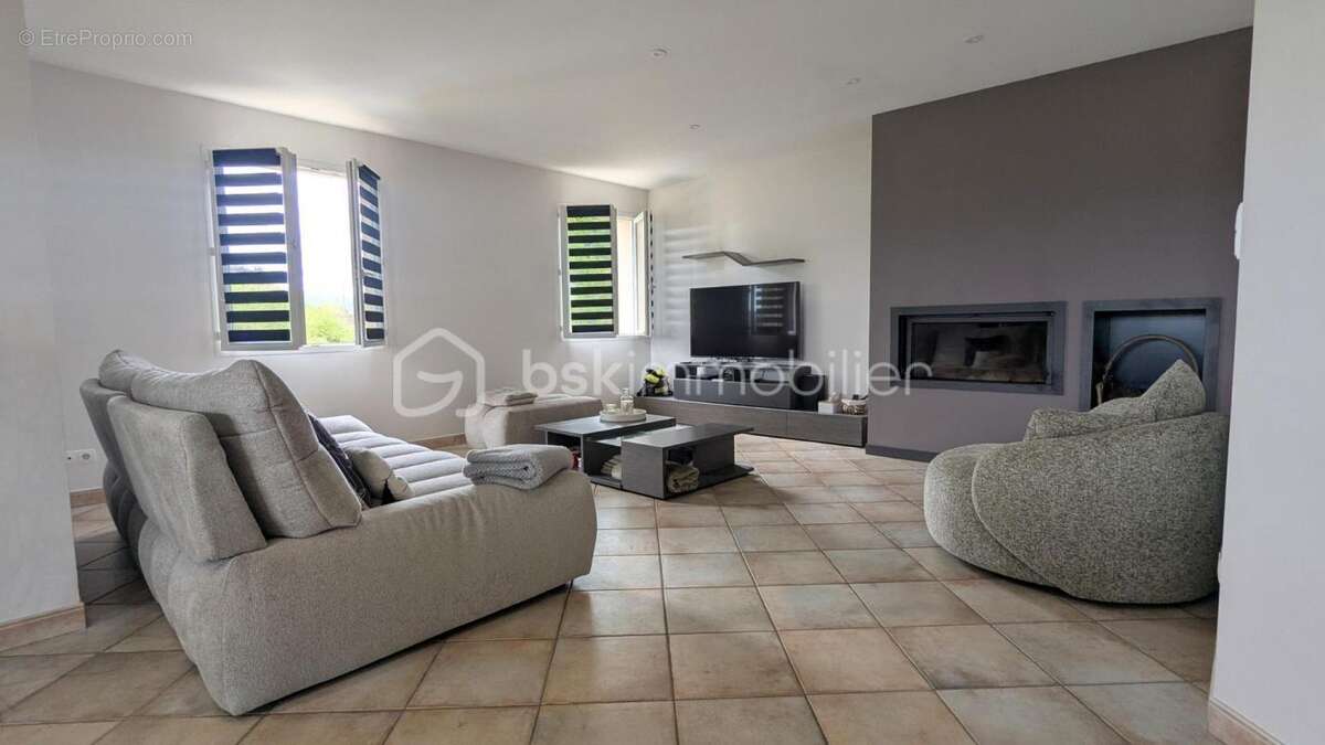 Maison à PUY-L&#039;EVEQUE