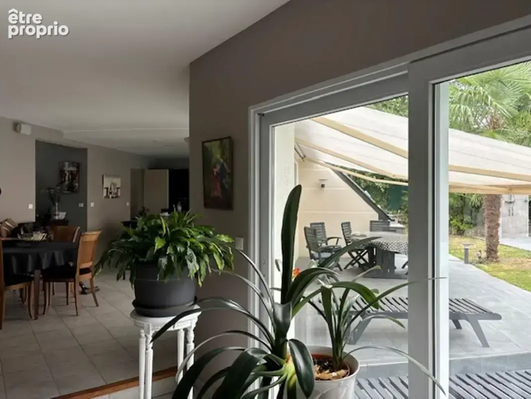 Propriété Familiale de 235 m² -4 chambres -Piscine-Dépendance-Terrain1700M² - photo 9
