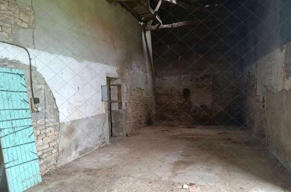 Parking à SAINT-AMANT-DE-BOIXE