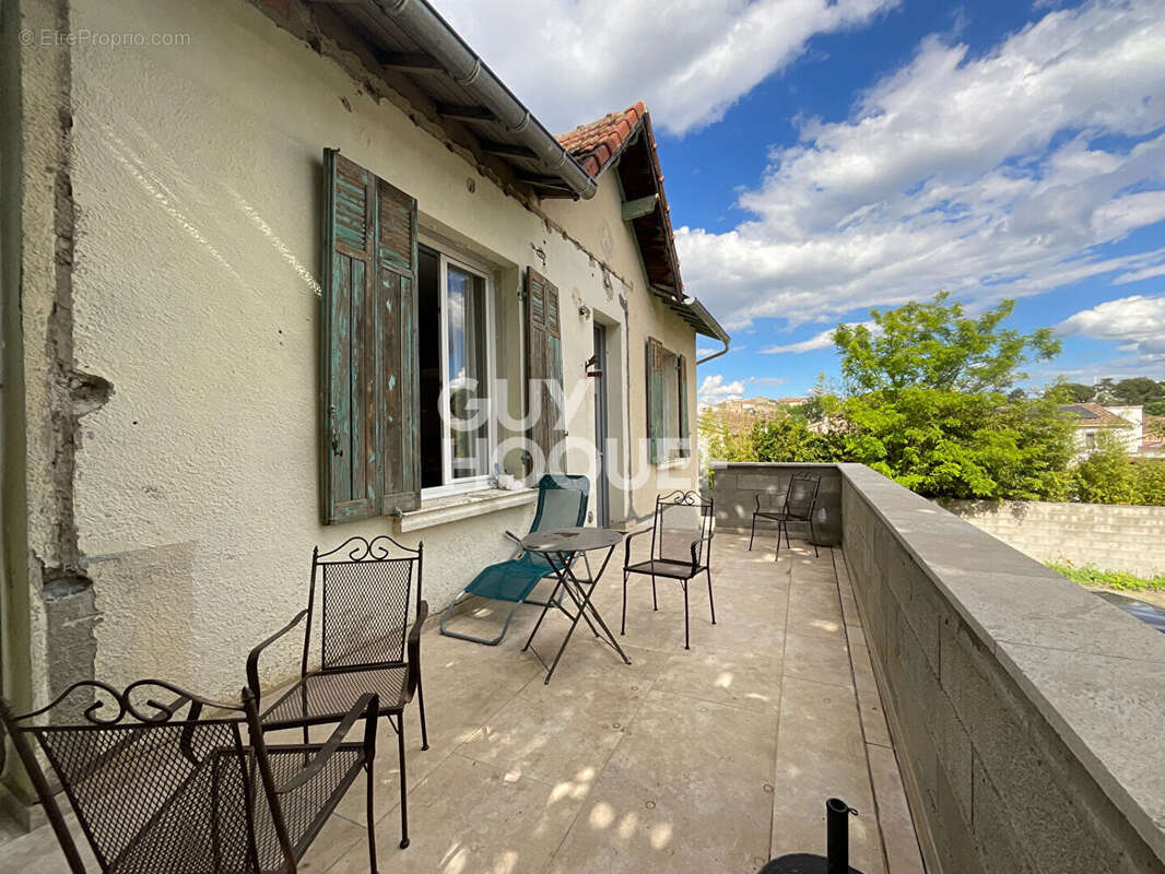Maison à ENTRAIGUES-SUR-LA-SORGUE