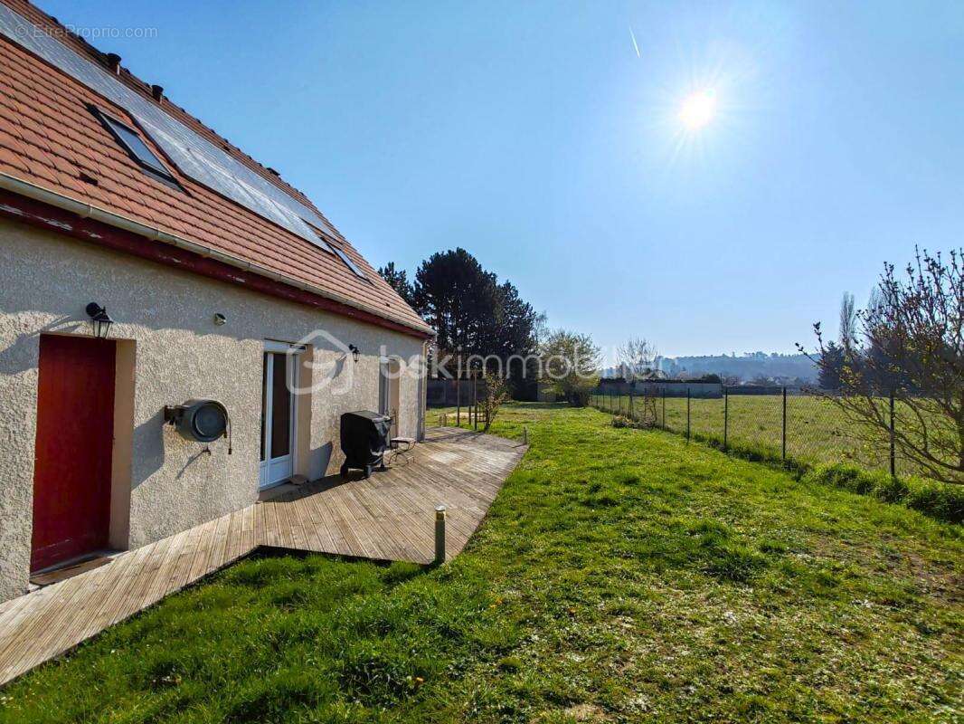 Maison à D'HUISON-LONGUEVILLE