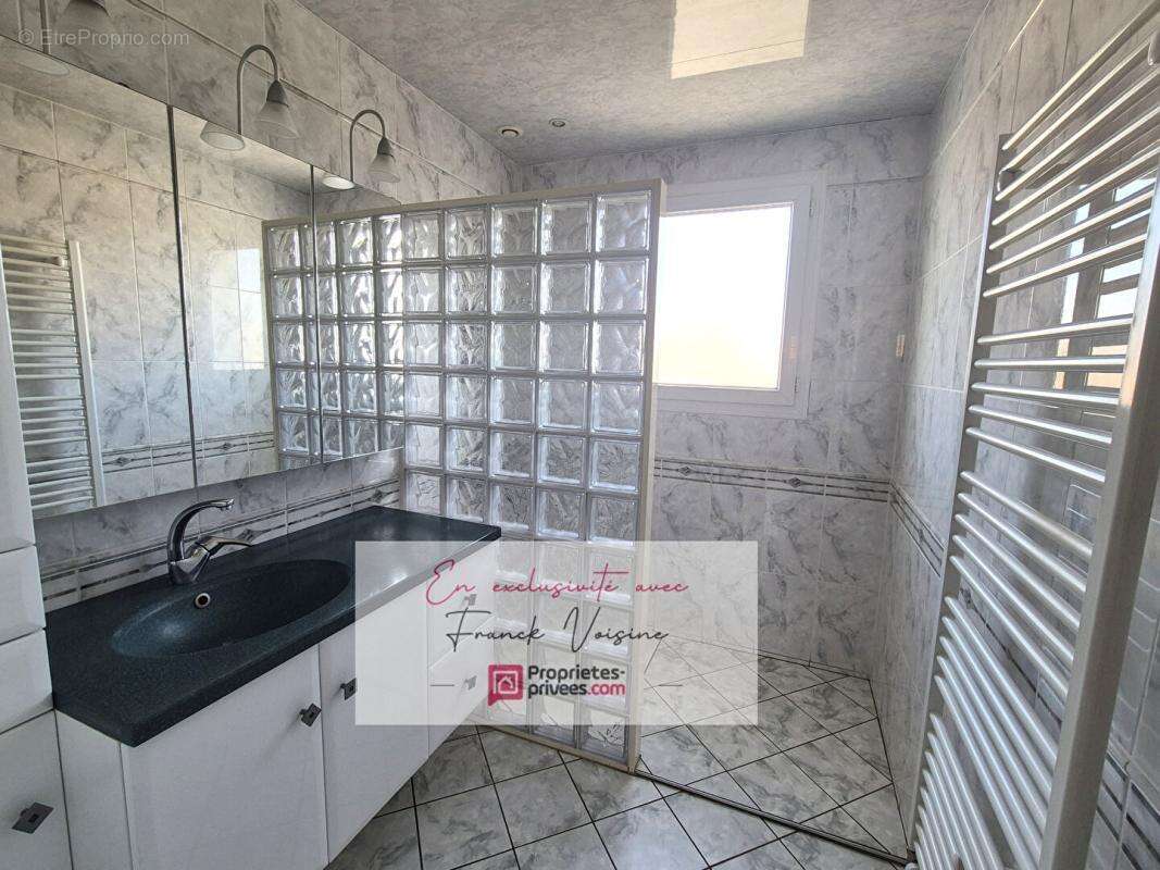 A VENDRE  en EXCLUSIVITE aux Herbiers, centre ville - Maison avec 4 chambres sur un terrain de  729 m2 env - photo 9