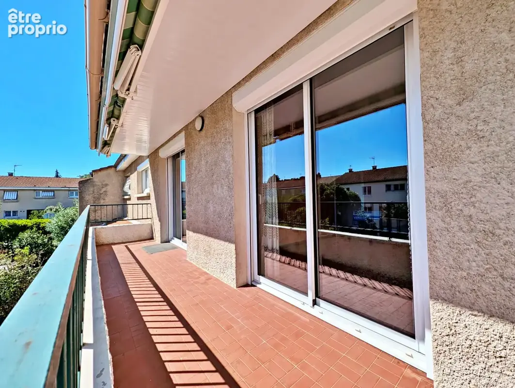 Balcon avec stores-bannes
