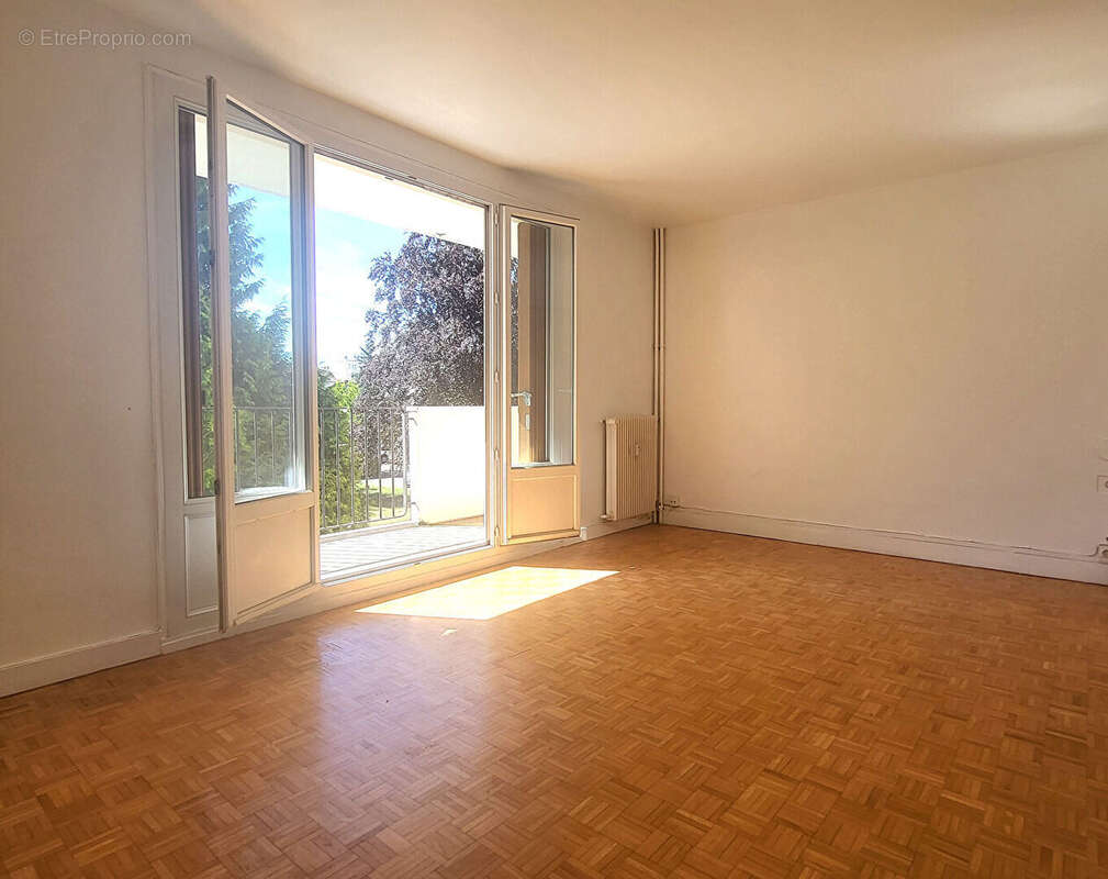 Appartement à LES CLAYES-SOUS-BOIS
