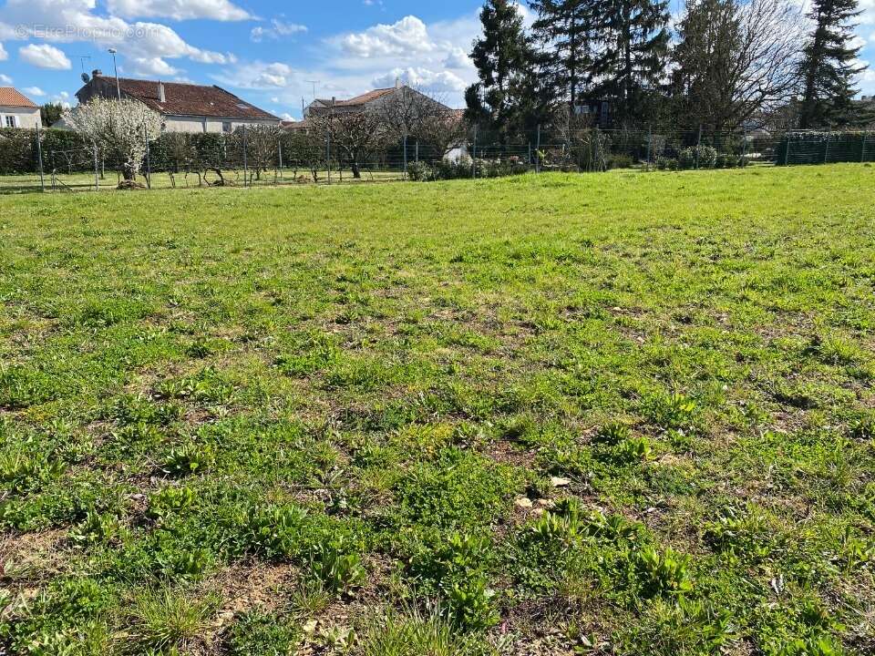 Terrain 780 m² à Genouille  - photo 2