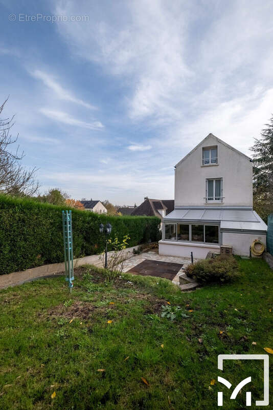Maison à LE MESNIL-LE-ROI