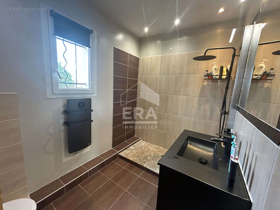 Maison à ENTRAIGUES-SUR-LA-SORGUE