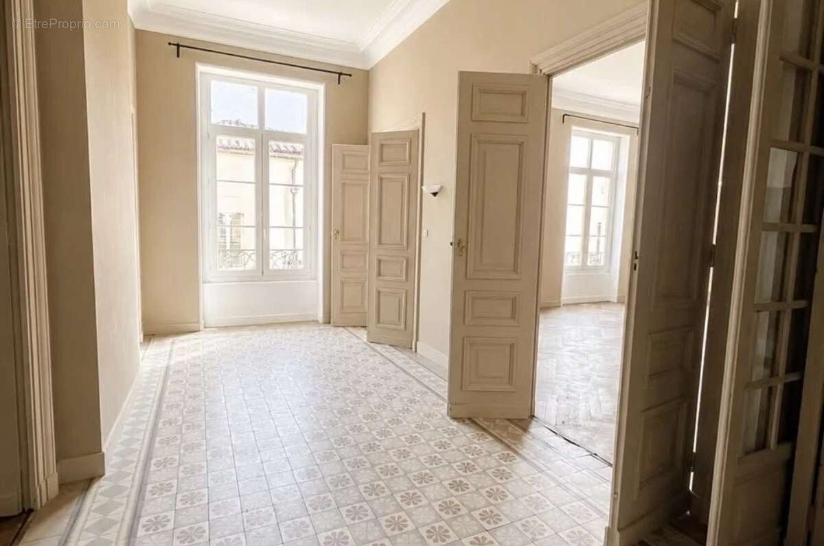 Appartement 206 m² à Nimes  - photo 2